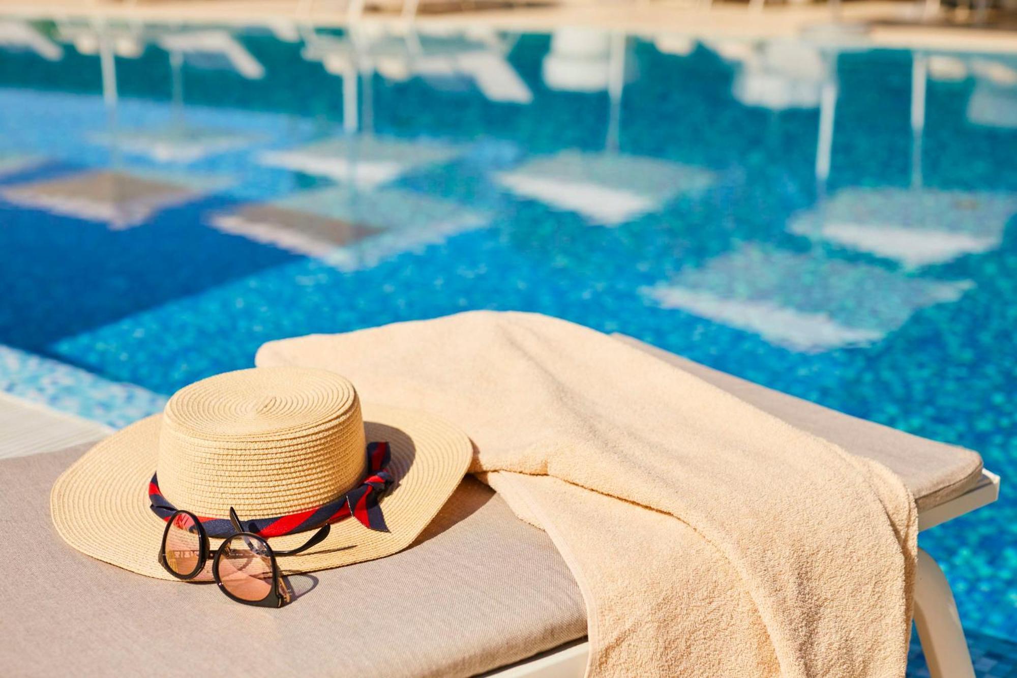 โรงแรมเคมปินสกิพาเลซปอร์ตอรอซ ปอร์โตรอซ ภายนอก รูปภาพ A towel at a pool