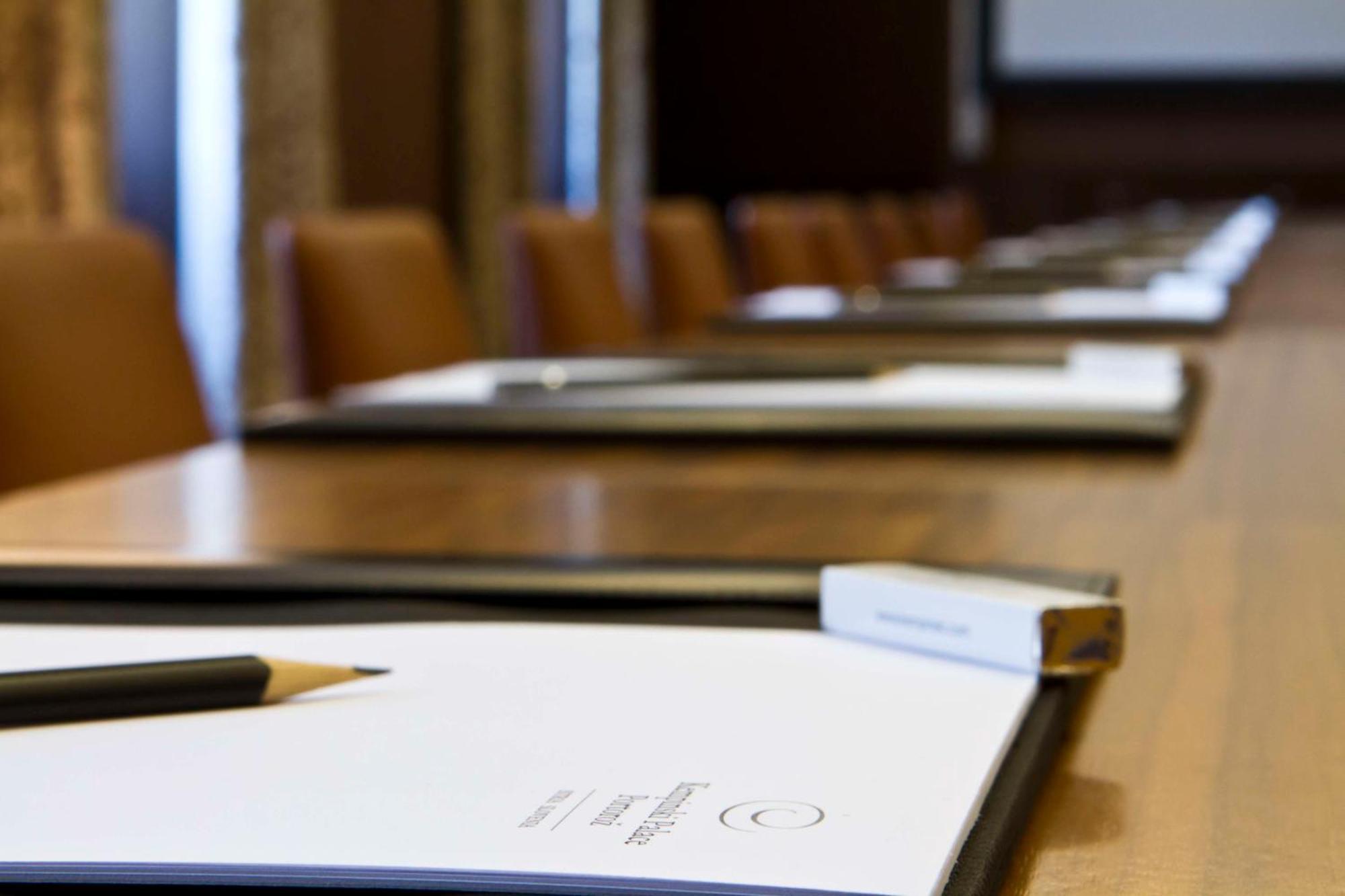 โรงแรมเคมปินสกิพาเลซปอร์ตอรอซ ปอร์โตรอซ ภายนอก รูปภาพ A meeting room at the European University Barcelona
