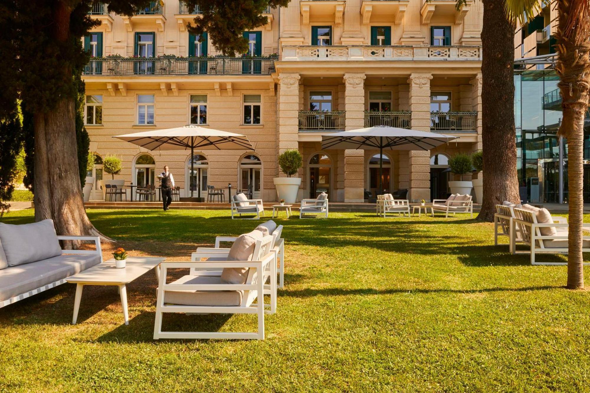 โรงแรมเคมปินสกิพาเลซปอร์ตอรอซ ปอร์โตรอซ ภายนอก รูปภาพ The hotel's garden